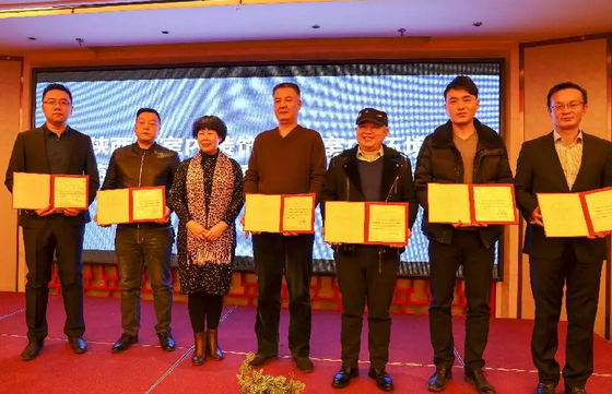 賀會(huì)長為凈化委主任、副主任、秘書長頒發(fā)證書